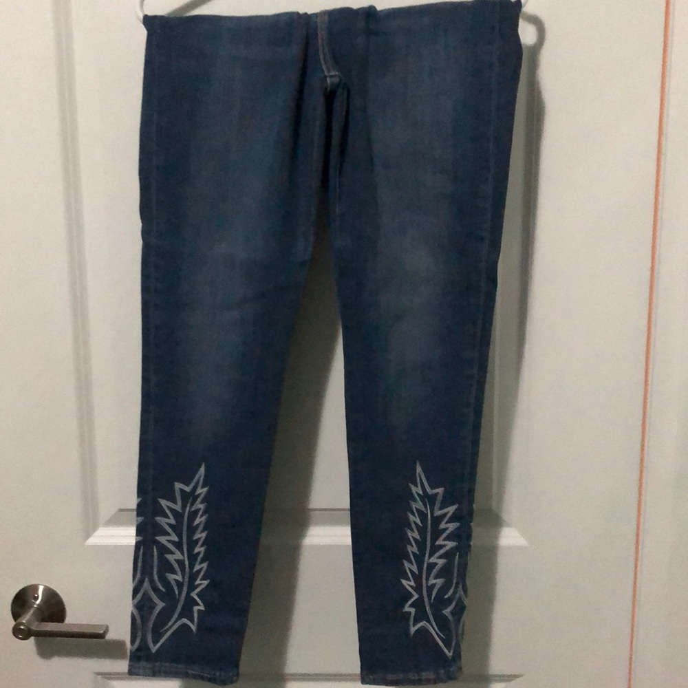 Never worn Levi Ankle crop skinny jeans with leaf pattern at hem